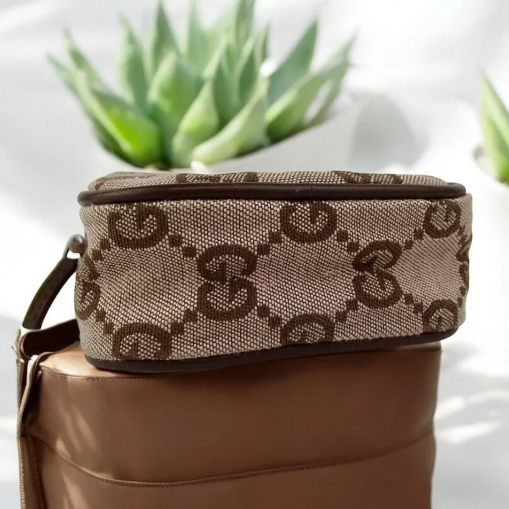 GUCCI Signature Canvas/Leather Pouch 😍